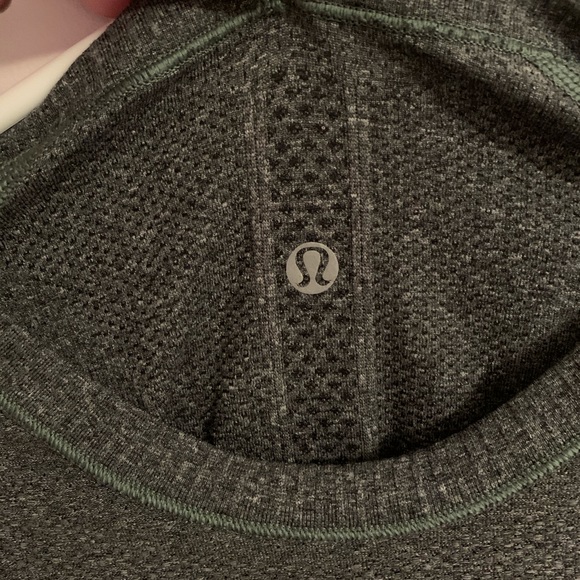Lululemon Long sleeve grey shirt size 2 or 4 - Picture 3 of 4
